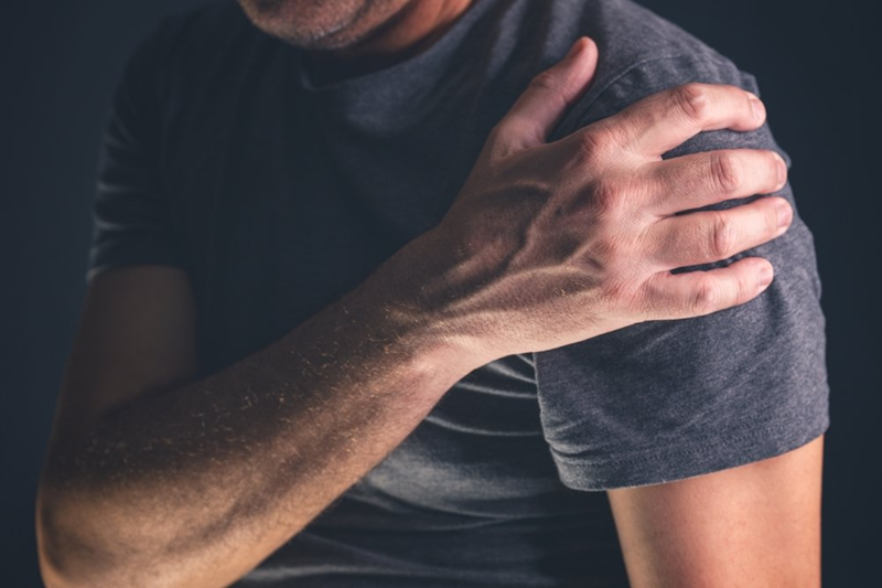Frozen shoulder pain in the early stage