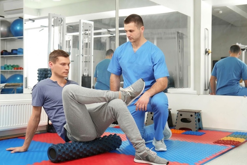 Sports physiotherapist qualifications and training in a clinical setting